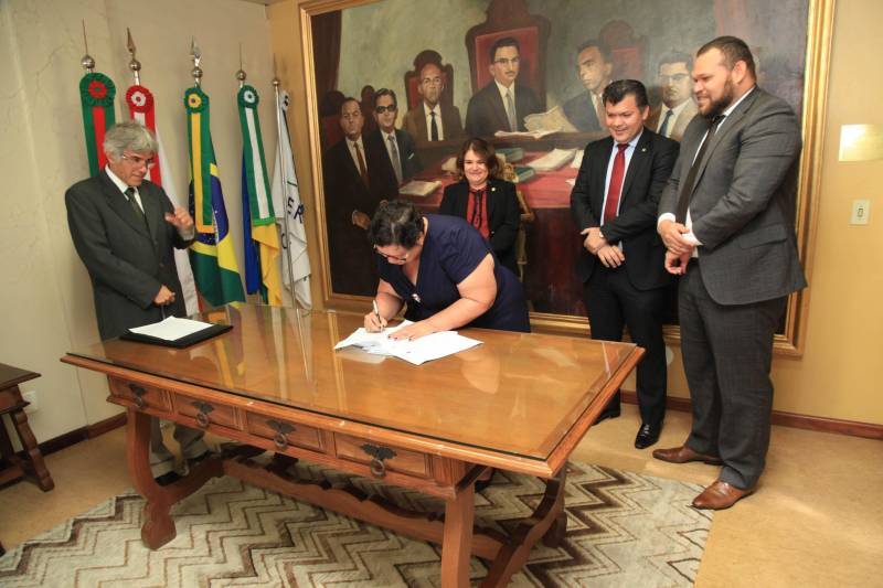 Foi assinado, na tarde desta terça-feira, 3, o Termo de Cooperação Técnica entre as Secretarias de Estado de Justiça e Direitos Humanos (Sejudh) e de Educação (Seduc), Tribunal Regional do Trabalho da 8ª Região e Associação dos Magistrados da Justiça do Trabalho da 8ª Região (Amatra), visando o desenvolvimento de projetos educacionais sobre a erradicação do trabalho escravo e enfrentamento ao tráfico de pessoas. Na foto, a coordenadora de Ações Educacionais Complementares da Seduc, Rosemary Almeida.

FOTO: WAGNER ALMEIDA / ASCOM SEJUDH
DATA: 03.04.2018
BELÉM - PARÁ <div class='credito_fotos'>Foto: Wagner Almeida/ Ascom Sejudh   |   <a href='/midias/2018/originais/71c3757d-3453-49f9-9fd8-8f36adc0ea4c.jpg' download><i class='fa-solid fa-download'></i> Download</a></div>