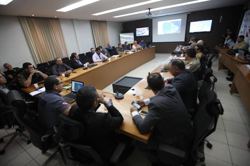 Em reunião realizada na manhã desta segunda-feira (28), na sede da Secretaria de Segurança Pública e Defesa Social do Pará (Segup), órgãos da área de segurança do Estado e de serviços essenciais definiram estratégias de enfrentamento à crise provocada pela greve dos caminhoneiros.

FOTO: RODOLFO OLIVEIRA / AG. PARÁ
DATA: 28.05.2018
BELÉM - PARÁ <div class='credito_fotos'>Foto: Rodolfo Oliveira/Ag. Pará   |   <a href='/midias/2018/originais/71c4ff3d-497c-405b-9efa-cde77f50845d.jpg' download><i class='fa-solid fa-download'></i> Download</a></div>