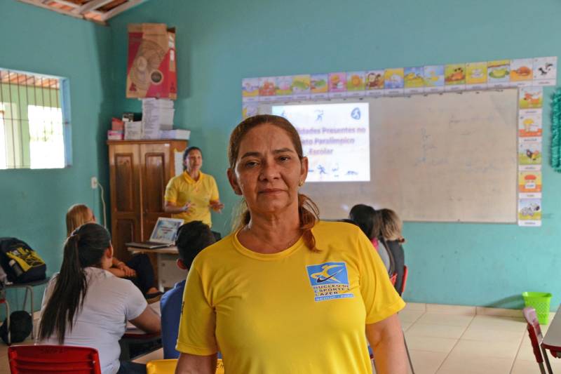 Com o tema Esporte Adaptado, a Secretaria de Estado de Educação (Seduc), por meio do Núcleo de Esporte e Lazer (NEL), levou para o município de Mãe do Rio, no nordeste paraense, nesta quarta-feira (09), a formação para professores e estudantes de Educação Física sobre incentivo à prática esportiva por Pessoas com Deficiências (PCD) e Paralimpíadas Escolares. Atualmente, estão matriculadas na rede pública estadual de ensino quase 11 mil pessoas com deficiência. A formação, que ocorreu na Escola Municipal Santa Rita, faz parte da programação dos Jogos Estudantis Paraenses (JEPs), realizados no município até o próximo domingo (13). Na foto, a coordenadora do NEL, Ana Glória Guerreiro.
FOTO: ELISEU DIAS / ASCOM SEDUC
DATA: 09.05.2018
MÃE DO RIO - PARÁ <div class='credito_fotos'>Foto: Eliseu Dias / Ascom Seduc | <a href='/midias/2018/originais/71c8d3fd-c596-4e5e-a543-540ef149952d.jpg' download><i class='fa-solid fa-download'></i> Download</a></div>