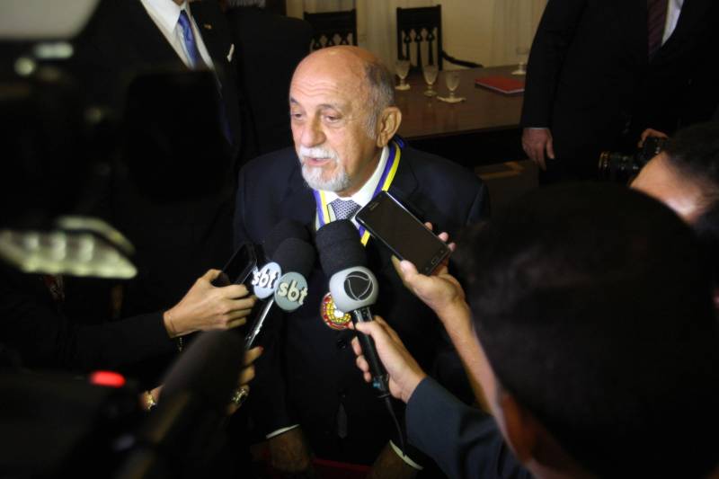 O governador Simão Jatene (foto) foi homenageado pela Associação do Corpo Consular no Estado do Pará (ACCP) com a Comenda do Mérito Consular João Clemente Baena Soares. A maior honraria da entidade foi entregue na noite desta quinta-feira (22), no salão nobre do prédio sede da Associação Comercial do Pará (ACP), em Belém.
FOTO: IGOR BRANDÃO / AG. PARÁ
DATA: 22.02.2018
BELÉM - PARÁ <div class='credito_fotos'>Foto: IGOR BRANDÃO / AG. PARÁ | <a href='/midias/2018/originais/71cd3005-1239-420c-b843-ecded9c2dcf0.jpg' download><i class='fa-solid fa-download'></i> Download</a></div>
