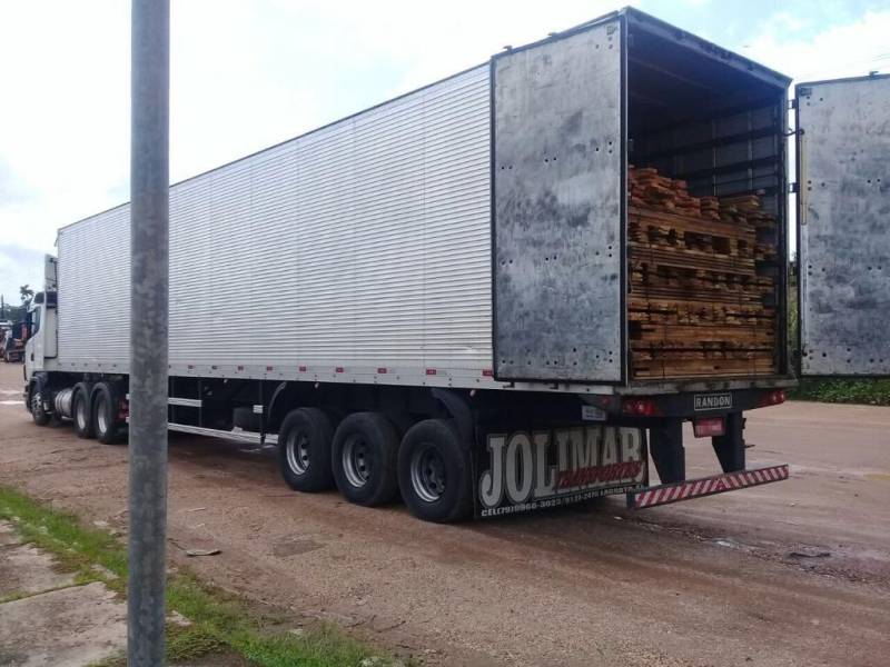 A Coordenação de Mercadorias em Trânsito do Gurupi, da Secretaria de Estado da Fazenda (Sefa), localizada no município Cachoeira do Piriá, fronteira com o Maranhão, fez a apreensão de 43m³ de portais (foto), com aduelas e alisares, no dia 16. O fato ocorreu porque o cálculo do imposto estadual estava menor do que o valor real.
FOTO: ASCOM / SEFA
DATA: 19.03.2018
CACHOEIRA DO PIRIÁ - PARÁ <div class='credito_fotos'>Foto: Ascom Sefa | <a href='/midias/2018/originais/71d6316f-969a-4113-b322-d3acc6b6a0b9.jpg' download><i class='fa-solid fa-download'></i> Download</a></div>