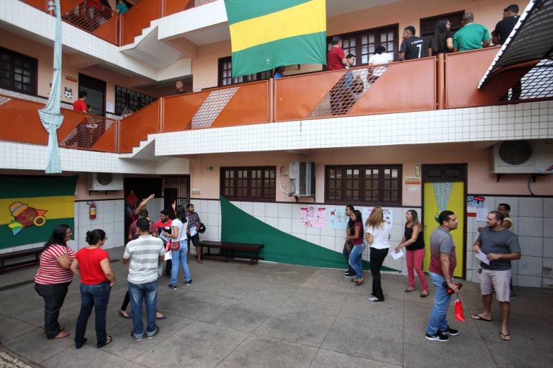 Nos municípios de Braganca (foto) e Capanema, no nordeste do Estado, as provas foram realizadas com tranquilidade. De acordo com a coordenadora do município de Braganca, Lena Amorim, a tranquilidade no decorrer da manhã se deu devido a uma logística montada desde às quatro da manhã e com um coordenador em cada espaço. “Tudo ocorreu sem nenhuma eventualidade que colocasse em risco o andamento da prova”, comentou.
FOTO: MARCELO LELIS / AG. PARÁ
DATA: 24.06.2018
BRAGANÇA - PARÁ <div class='credito_fotos'>Foto: Marcelo Lelis / Ag. Pará | <a href='/midias/2018/originais/71e31c4f-b383-43a0-b119-a248e6a3b9d1.jpg' download><i class='fa-solid fa-download'></i> Download</a></div>