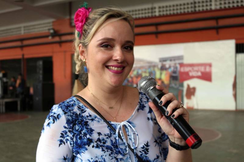 Cerca de 400 idosos, trajando as vestes típicas da época junina, participaram do 19º “Arraiá”, que integra o Projeto Vida Ativa na Terceira Idade, nesta terça-feira (26), no Estádio Olímpico do Pará, o Mangueirão, em Belém. O momento mais esperado da festa foi o concurso de Miss Caipira 2018. Conceição Albuquerque, com o traje “Miss Copa do Mundo”, foi a vencedora desta edição. A festa junina contou com apresentação de quadrilhas de entidades de assistência à pessoa idosa e muitas brincadeiras da quadra junina, além da cantora Suanny Batidão. Com a roupa nas cores verde e amarela, Conceição Albuquerque, candidata do núcleo do projeto que funciona na Tuna Luso Brasileira, apostou na junção do tema junino com a mais importante competição de futebol – a Copa do Mundo, na Rússia. A ganhadora participou ao lado de cinco candidatas e conquistou os jurados, que avaliaram coreografia, simpatia e traje. Emocionada, a vencedora recebeu a faixa das mãos de Marlene da Silva, a miss de 2017. Na foto, Ariane Miranda, professora no projeto desde 2011.
FOTO: ADRIANA PINTO / ASCOM SEEL
DATA: 26.06.2018
BELÉM - PARÁ <div class='credito_fotos'>Foto: ADRIANA PINTO / ASCOM SEEL | <a href='/midias/2018/originais/71e5dba6-d6c2-4e46-814e-47afd9aa370c.jpg' download><i class='fa-solid fa-download'></i> Download</a></div>