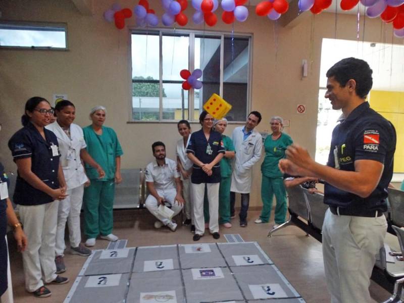 A II Semana Multiprofissional do Hospital Público Estadual Galileu (HPEG), em Belém, alia ensinamentos teóricos a atividades lúdicas para testar os conhecimentos dos profissionais da instituição. A programação, que prossegue até sexta-feira (18), promove desde debates sobre administração segura de medicamentos potencialmente perigosos a brincadeiras, que mobilizam quase 90 funcionários. O evento também é alusivo a datas importantes do calendário da área da Saúde comemoradas em maio, como o Dia do Enfermeiro (12), Dia Nacional do Controle de Infecção Hospitalar (15), Dia do Assistente Social (15) e Dia do Técnico de Enfermagem (20). O tema escolhido este ano para a Semana foi ‘Medicação Segura: Prática de quem Cuida com Amor’.
FOTO: ASCOM / HPEG
DATA: 17.05.2018
BELÉM - PARÁ <div class='credito_fotos'>Foto: ASCOM / HPEG | <a href='/midias/2018/originais/71ee3c35-a2eb-425e-a95d-de79120b9428.jpg' download><i class='fa-solid fa-download'></i> Download</a></div>