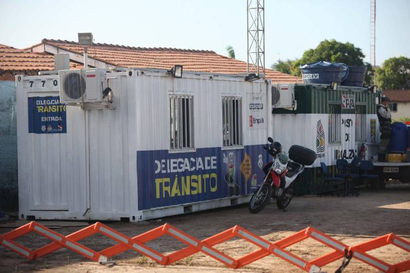 Para oferecer mais segurança e funcionar como uma pequena delegacia na praia em Salinópolis e Mosqueiro, a Secretaria de Estado de Segurança Pública e Defesa Social (Segup) inaugurou neste sábado (30) três Centros de Comando Integrado. Os centros em Salinas estão localizados na Orla do Maçarico e na praia do Atalaia (foto) e, de acordo com o Cel André Cunha, secretário adjunto de Gestão Operacional, servirão para proporcionar uma temporada mais segura para quem for até um dos pontos mais frequentados por veranistas durante o mês de julho. Durante todo o sábado, agentes do Corpo de Bombeiros, Defesa Civil, Departamento de Trânsito do Estado (Detran), polícias Civil e Militar, sob a coordenação da Segup, receberam treinamentos para atuar nos centros de comando, que funcionarão 24h, servindo como uma mini-delegacia na praia.
FOTO: MARCELO LELIS / AG. PARÁ
DATA: 30.06.2018
ATALAIA - PARÁ <div class='credito_fotos'>Foto: Marcelo Lelis / Ag. Pará | <a href='/midias/2018/originais/72049d3e-0ea4-4e35-bc16-9bcfcdecfc3a.jpg' download><i class='fa-solid fa-download'></i> Download</a></div>