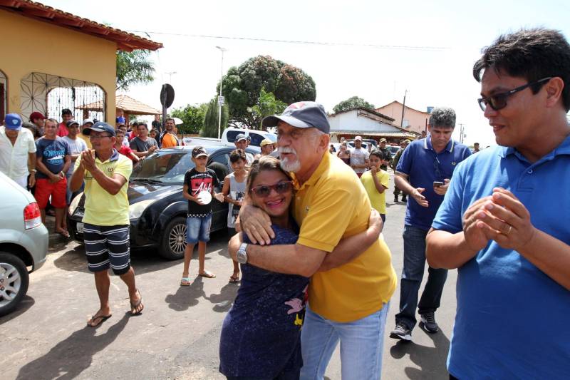 "Agora a população terá um lugar mais organizado, com mais higiene para comprar seu pescado e a sua carne. E pra gente que possui restaurante é melhor ainda, pois além da facilidade de adquirir os alimentos, o mercado também atrai clientes", comemorou Jaqueline Cardoso, 20 anos, que possui um ponto de venda de comidas em frente ao Mercado Municipal José Noronha Monteiro, no distrito de Boa Vista, em Quatipuru, no nordeste paraense. O espaço foi entregue oficialmente à população nesta segunda-feira (19), assim como as obras de pavimentação asfáltica da PA-446 e de cinco pontes em concreto ao longo da rodovia. A cerimônia contou com a presença do governador Simão Jatene, parlamentares, prefeitos da região entre outras autoridades locais. "Essas são importantes obras que vão beneficiar não só a população de Quatipuru, mas de toda a região. E faço questão de ressaltar que em todas elas existe o dinheiro dos impostos que todos nós paraenses pagamos. Esse é o retorno que fazemos questão de dar à população. Nós gestores somos apenas instrumentos desse grande desenvolvimento, quem financia é o povo", afirmou o governador Simão Jatene.
FOTO: CRISTINO MARTINS / AG. PARÁ
DATA: 19.03.2018
QUATIPURU - PARÁ <div class='credito_fotos'>Foto: Cristino Martins/Ag. Pará | <a href='/midias/2018/originais/720ee973-df8f-4736-9244-c85ec3119b54.jpg' download><i class='fa-solid fa-download'></i> Download</a></div>