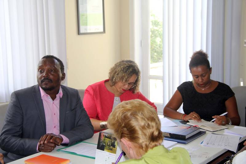 Representantes da Câmara de Comércio e Indústria da Guiana Francesa (CCI Guyane) foram recebidos, na manhã desta segunda-feira (23), pelo secretário de Estado de Turismo, Adenauer Góes, e corpo técnico da Setur. O encontro teve como principais objetivos fortalecer o ambiente de negócios no setor turístico, aumentar o fluxo de turistas e estreitar relações institucionais entre o Estado do Pará e o território ultramarino francês. “Esse é um primeiro contato que, certamente, vai impulsionar essas trocas para que possamos receber mais paraenses na Guiana Francesa. Colocamos tudo na mesa para estabelecer as melhores formas de fazer dessas trocas uma via de mão dupla e gerar novos negócios, assim como ações e projetos a serem postos em prática a médio e longo prazo”, explicou o presidente da Comissão de Turismo da CCI Guyane, Edmé Zulemaro (e). Na foto (esq/dir), Edmé Zulemaro, a chefe do Serviço de Turismo, Linda Donatien, e a assistente empresarial do setor de Turismo guianense, Gabrielle Prosper.
FOTO: ASCOM / SETUR
DATA: 23.04.2018
BELÉM - PARÁ <div class='credito_fotos'>Foto: ASCOM SETUR | <a href='/midias/2018/originais/7218ecb2-8d39-48ac-ae90-b0b2f4369177.jpg' download><i class='fa-solid fa-download'></i> Download</a></div>