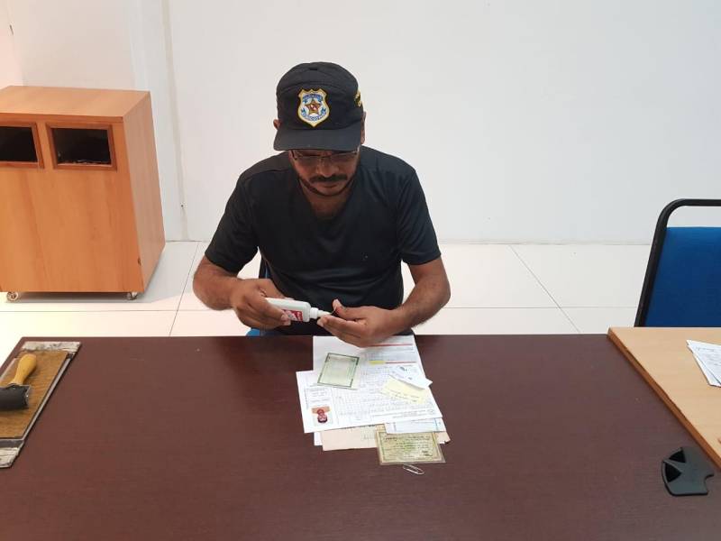 Diante da grande procura por emissão de carteira de identidade na Estação Cidadania Marabá, no sudeste paraense, a fila de espera para tirar o Registro Geral (RG) já previa atendimento até 2019. Para reduzir esse tempo de espera, a Polícia Civil do Pará começou nesta sexta-feira (23) a “Operação Polícia Cidadã”, no segundo piso do Shopping Center da sede municipal. O mutirão, que conta com 11 servidores da Secretaria de Estado de Segurança Pública e Defesa Social (Segup), prevê a emissão de 300 documentos por dia.
FOTO: KÉLIA SANTOS / ASCOM CRGSP
DATA: 23.03.2018
MARABÁ - PARÁ <div class='credito_fotos'>Foto: KÉLIA SANTOS / ASCOM CRGSP | <a href='/midias/2018/originais/721af699-fe86-4ce4-a98f-f9ec0d6ef6aa.jpg' download><i class='fa-solid fa-download'></i> Download</a></div>