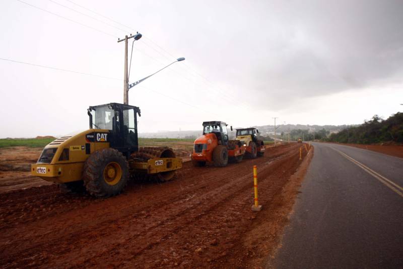 O secretário regional de Governo em Santarém, Olavo das Neves, destacou a frente de obras que o Estado vem trazendo para a região, que inclui uma nova Escola Tecnológica, a revitalização da PA-457 (foto) – que dá acesso a Alter do Chão – e a instalação do próprio Centro Regional de Governo do Oeste, que aproxima as gestões municipais dos órgãos do Estado. “Como representante da região, ficamos satisfeitos em ver que o governo tem olhado cada vez mais para cá, pelo simples entendimento da importância dessa região para o desenvolvimento do Estado”, frisou. O presidente da Companhia de Portos e Hidrovias (CPH), Alexandre Von, lembrou ainda que, neste sábado (10), o governador Simão Jatene assina ordens de serviço importantes, entre elas a que assegura a ampliação do serviço de hemodiálise do Hospital Regional do Baixo Amazonas (HRBA). “O compromisso do governo com a região está explícito nestes investimentos. Somente o Regional vai receber aporte de R$ 10 milhões para melhorar um serviço que já reconhecido como de excelência”, pontuou.
FOTO: THIAGO GOMES / AG. PARÁ
DATA: 09.03.2018
SANTARÉM - PARÁ <div class='credito_fotos'>Foto: Thiago Gomes /Ag. Pará | <a href='/midias/2018/originais/721e399b-4273-41d9-9d9d-a29a3d8ab88d.jpg' download><i class='fa-solid fa-download'></i> Download</a></div>