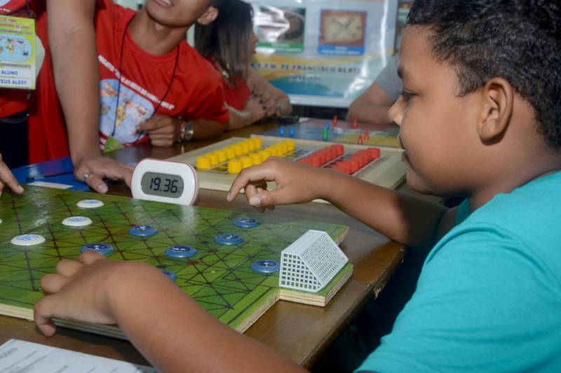 Em sua oitava participação na Feira Pan-Amazônica do Livro o Projeto Jogos ao Redor do Mundo, desenvolvido pela Escola Estadual de Ensino Fundamental e Médio Padre Francisco Berton, localizada no Bairro do Tapanã, em Belém, surpreendeu o público que foi ao estande da Secretaria de Estado de Educação (Seduc) neste domingo (3). Foi lançado o Jogo dos Clássicos, em homenagem ao futebol, em pleno clima de Copa da Rússia 2018. A iniciativa é um jogo de tabuleiro com dados, em que times dispostos em peças se movimentam em um gramado preparado para as jogadas em direção ao gol. O primeiro clássico do projeto é um dos mais tradicionais do País: Remo x Paysandu.
FOTO: RAI PONTES / ASCOM SEDUC
DATA: 03.06.2018
BELÉM - PARÁ <div class='credito_fotos'>Foto: Rai Pontes/Ascom Seduc | <a href='/midias/2018/originais/721f1968-b66e-4771-b591-dc91216764b9.jpg' download><i class='fa-solid fa-download'></i> Download</a></div>