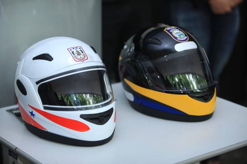 Polícia Militar, Guarda Municipal e Secretarias Municipais de Segurança Pública de 17 cidades do interior paraense receberam motos para ampliar o policiamento ostensivo e para atender ocorrências em suas sedes. Os veículos adquiridos pelo Governo do Estado são provenientes de emenda parlamentar de três deputados da Assembleia Legislativa do Pará (ALEPA), e entregues nesta segunda-feira (28) durante cerimônia na sede da Casa Civil, em Belém. Ao todo foram entregues 44 motos do modelo Honda XRE 300 CC, todas com kit sinalizador acústico e visual, rastreador, dois capacetes (foto) e queixeiras. Prefeitos, secretários de segurança, representantes das polícias, guardas municipais e deputados estiveram presentes na solenidade e ressaltaram a importância de ampliar a frota de veículos para dar apoio a segurança dos municípios.
FOTO: MÁCIO FERREIRA / AG. PARÁ
DATA: 28.05.2018
BELÉM - PARÁ <div class='credito_fotos'>Foto: MÁCIO FERREIRA/ AG. PARÁ | <a href='/midias/2018/originais/7229334a-c175-4c7a-b4a7-688319a72e7b.jpg' download><i class='fa-solid fa-download'></i> Download</a></div>