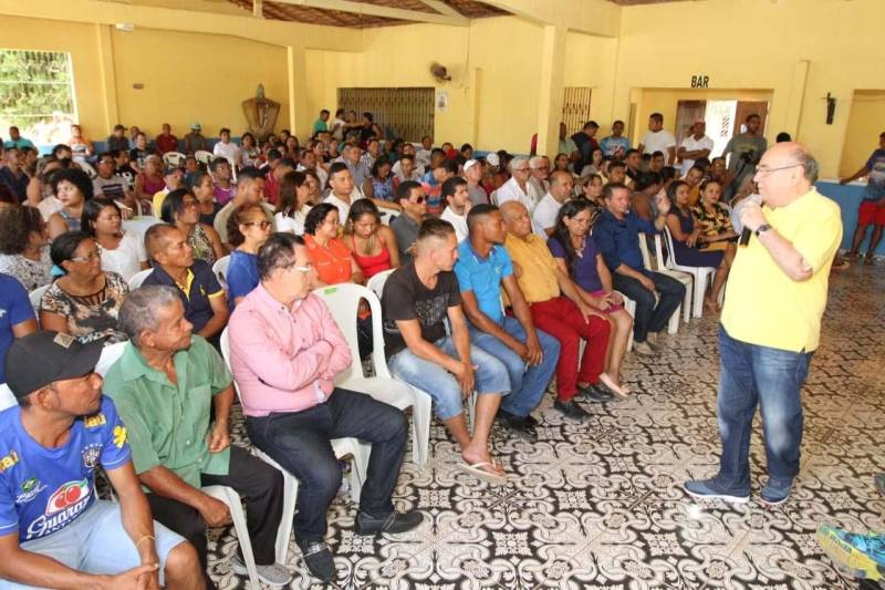 As ruas do bairro Ponto Certo, no município de São Domingos do Capim, no nordeste paraense, ganharão maior mobilidade e segurança. O chão de terra vermelha dará lugar à pavimentação, por meio do programa Asfalto na Cidade, trazendo mais qualidade de vida aos seus moradores e fluidez no trânsito. A ordem de serviço que garante o início das obras foi entregue neste sábado (30), durante evento realizado no salão paroquial da comunidade do Perpétuo Socorro. A cerimônia contou com a participação de representantes do governo do Estado, parlamentares, comunidade e autoridades locais. Ao todo serão asfaltados quatro quilômetros de vias, totalizando um investimento de mais de R$ 2,1 milhões. O município é um dos 142 que já aderiram ao programa Municípios Sustentáveis, da Secretaria Extraordinária de Estado de Municípios Sustentáveis (Semsu). A iniciativa atua no fortalecimento das gestões municipais como uma das ferramentas para o desenvolvimento do Estado. A pavimentação de vias urbanas é fruto das articulações e agenda compartilhada entre o Estado e as prefeituras municipais, dentro do PMS. Na foto, o senador Flexa Ribeiro (d).
FOTO: CRISTINO MARTINS / AG. PARÁ
DATA: 30.06.2018
SÃO DOMINGOS DO CAPIM - PARÁ <div class='credito_fotos'>Foto: Cristino Martins/Ag. Pará | <a href='/midias/2018/originais/723f5329-243d-4e20-b09b-ba1b949daf62.jpg' download><i class='fa-solid fa-download'></i> Download</a></div>