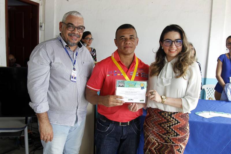 A Superintendência do Sistema Penitenciário do Estado (Susipe) realizou nesta quinta-feira, 10, a premiação do 3º Concurso de Redação realizado pela Defensoria Pública da União (DPU), com o apoio do Departamento Penitenciário Nacional (Depen), e que teve como tema "Mais direitos, menos grades". O evento teve por objetivo a certificação dos internos custodiados no Centro de Recuperação do Coqueiro (CRC), que conquistaram os três primeiros lugares de todo o Brasil. Na foto, Ricardo Luiz, 42, que garantiu o primeiro lugar no concurso.
FOTO: AKIRA ONUMA / ASCOM SUSIPE
DATA: 10.05.2018
BELÉM - PARÁ <div class='credito_fotos'>Foto: Akira Onuma / Ascom Susipe | <a href='/midias/2018/originais/724dc856-5dac-4b8d-8df5-7487fe7aba5d.jpg' download><i class='fa-solid fa-download'></i> Download</a></div>