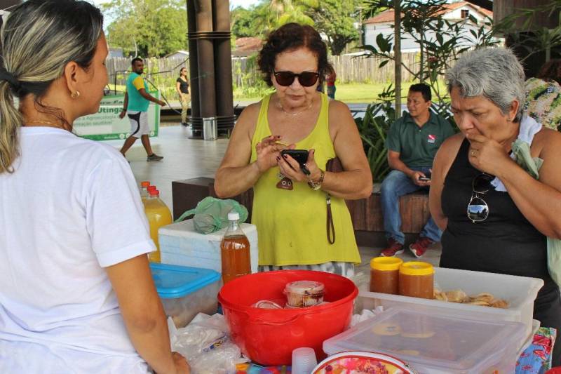 O desenvolvimento rural sustentável e o fortalecimento da agroecologia e, consequentemente, da agricultura familiar estão entre as finalidades da Feira da Agricultura Familiar, promovida pelo Programa de Educação Ambiental e Agricultura Familiar (Peaaf), nesta quinta-feira (26), no Parque Estadual do Utinga. O evento reuniu produtores da Ilha do Combu, da comunidade quilombola Abacatal, localizada na Reserva de Vida Silvestre Metrópole da Amazônia, na Região Metropolitana de Belém (RMB), e do assentamento Abril Vermelho, que fica no município de Santa Bárbara do Pará, também na RMB. O Peaaf é coordenado pela Secretaria de Meio Ambiente e Sustentabilidade (Semas).
FOTO: ASCOM / SEMAS
DATA: 26.04.2018
BELÉM - PARÁ <div class='credito_fotos'>Foto: ASCOM SEMAS | <a href='/midias/2018/originais/725200bb-1bc4-4ea0-8e72-5f56ebdafcbe.jpg' download><i class='fa-solid fa-download'></i> Download</a></div>