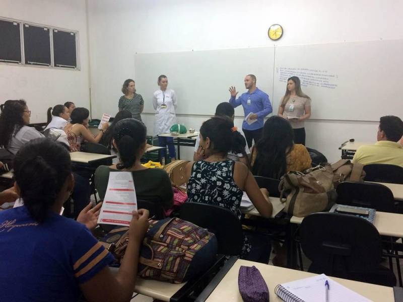 O Hospital Regional do Sudeste do Pará Dr. Geraldo Veloso (HRSP), está mobilizando a população de Marabá para repor o estoque de sangue da Fundação Centro de Hematologia e Hemoterapia, reduzido em decorrência da paralisação dos caminhoneiros, ocorrida em maio. Nesta semana, funcionários da unidade estiveram na Faculdade Metropolitana (foto) mostrando aos estudantes a importância da doação de sangue. Durante três horas, a enfermeira Pollyana Lobo e o biomédico Gustavo Ramos percorreram três blocos de salas de aula informando os benefícios e requisitos para a doação, enfatizando como um único doador pode salvar até sete vidas.
FOTO: ASCOM / HRSP
DATA: 07.06.2018
MARABÁ - PARÁ <div class='credito_fotos'>Foto: ASCOM HRSP | <a href='/midias/2018/originais/725c61db-13c7-4cdf-b5c4-c7b6807e2afc.jpg' download><i class='fa-solid fa-download'></i> Download</a></div>