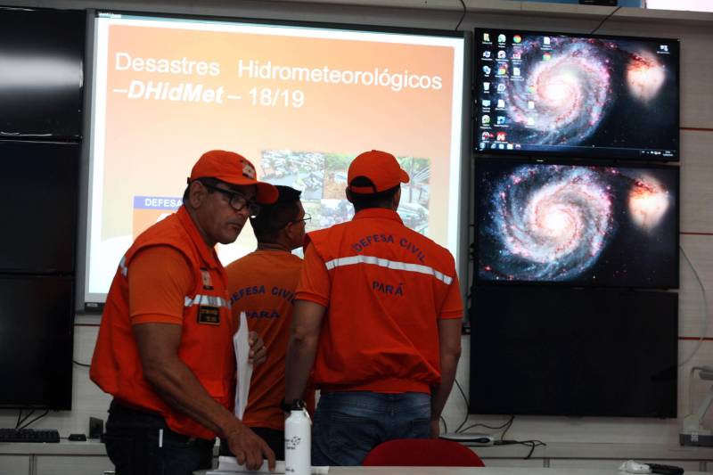 O Governo do Estado, de forma integrada entre Defesa Civil, Corpo de Bombeiros, Secretaria Estadual de Transportes ( Setran) e outros órgãos, reforça as ações de enfrentamento aos acidentes naturais ocasionados pelas chuvas fortes do período.15 municípios, sendo 11 do sudeste paraense, declararam situação de emergência. A partir do dia 6 de fevereiro, quando se intensificaram os registros no Sistema Nacional, e a Defesa Civil Estadual apresentou um relatório para o Governo do Estado, várias secretarias reuniram e o governador Simão Jatene autorizou procedimentos para minimizar os efeitos causados pelos acidentes.
FOTO: SIDNEY OLIVEIRA / AG PARÁ
DATA: 11.02.2018
BELÉM - PARÁ <div class='credito_fotos'>Foto: Sidney Oliveira/Ag. Pará | <a href='/midias/2018/originais/7268b4dd-b20f-482d-a6d2-69aaf129f3de.jpg' download><i class='fa-solid fa-download'></i> Download</a></div>