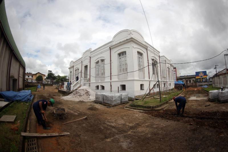 O município de Bragança, localizado na região nordeste do Estado, possui uma tradição musical muito forte no Pará, tanto na cultura erudita quanto na popular. Por causa desta característica o município vai sediar o primeiro Liceu de Música do Estado, com um investimento no valor de R$ 11, 7 milhões, que funcionará no prédio histórico da Escola Estadual Monsenhor Mâncio Ribeiro, no centro da cidade.
FOTO: THIAGO GOMES / AG. PARÁ
DATA: 09.04.2018
BRAGANÇA - PARÁ <div class='credito_fotos'>Foto: Thiago Gomes /Ag. Pará | <a href='/midias/2018/originais/7270e4a4-86fd-4b07-8b4f-7013e18fe5b7.jpg' download><i class='fa-solid fa-download'></i> Download</a></div>