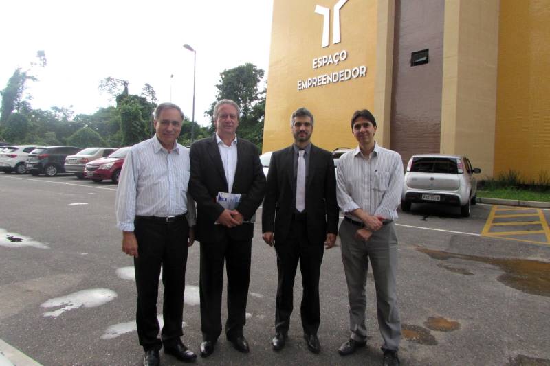 O titular da Secretaria de Estado de Ciência, Tecnologia e Educação Profissional e Tecnológica (Sectet), Alex Fiúza de Mello; a adjunta do órgão, Maria Amélia Enríquez; e os diretores das áreas técnicas, Luís Blasques e Marco Antônio Lima, reuniram-se, na manhã desta terça-feira (27), com representantes da Financiadora de Estudos e Projetos (Finep), empresa pública brasileira de fomento à ciência, tecnologia e inovação, Ronaldo Camargo e André Godoy, que estiveram em Belém no intuito de recolher informações e realizar visitas a fim de viabilizar a instalação de um escritório regional da agência no Pará. Na foto, representantes da Finep em visita ao PCT Guamá
FOTO: ASCOM SECTET
DATA: 27.03.2018
BELÉM - PARÁ <div class='credito_fotos'>Foto: Ascom Sectet | <a href='/midias/2018/originais/72710ed9-b5c3-4b7b-b78d-fd8229dd0340.jpg' download><i class='fa-solid fa-download'></i> Download</a></div>