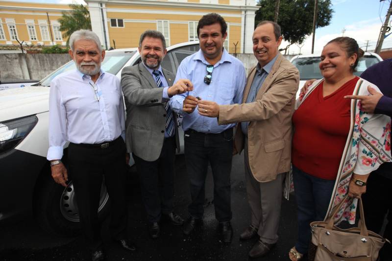 Quase R$ 2 milhões em equipamentos para o combate a malária no Pará foram distribuídos, nesta quarta-feira (7), em cerimônia no Palácio do Governo, em Belém. No total 38 microscópios, 21 motocicletas e 9 caminhonetes foram entregues, pelo governador Simão Jatene, a representantes de 11 municípios beneficiados, de diferentes regiões do Pará. Na ocasião, o governo também homenageou servidores estaduais que atuam há mais de 30 anos no combate a endemias e dedicaram anos de profissionalismo, compromisso e responsabilidade com o trabalho na Vigilância em Saúde Pública do Estado do Pará.
FOTO: MÁCIO FERREIRA / AG. PARÁ
DATA: 07.03.2018
BELÉM - PARÁ <div class='credito_fotos'>Foto: Antônio Silva/Ag. Pará | <a href='/midias/2018/originais/727232bd-b2b8-42bb-897f-e0cdd07d35ab.jpg' download><i class='fa-solid fa-download'></i> Download</a></div>