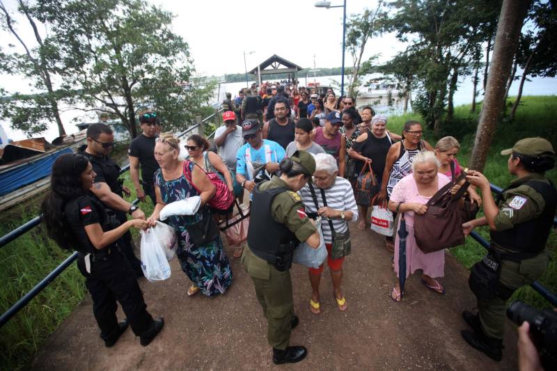 Os rios próximos a Belém são, muitas vezes, porta de entrada para o tráfico de drogas, comercialização de produtos ilegais, entre outros crimes, que influenciam diretamente a violência na Região Metropolitana de Belém (RMB). Para intensificar e otimizar as ações repressivas nas regiões das ilhas pertencentes a capital, a Secretaria de Estado de Segurança Pública e Defesa Social (Segup) realizou a Operação Yara na ilha de Cotijuba, neste sábado, 26.

FOTO: THIAGO GOMES / AG. PARÁ
DATA: 26.05.2018
COTIJUBA - PARÁ <div class='credito_fotos'>Foto: Thiago Gomes /Ag. Pará   |   <a href='/midias/2018/originais/7273f4d3-d7e1-49e9-8e95-6109a24f49fe.jpg' download><i class='fa-solid fa-download'></i> Download</a></div>