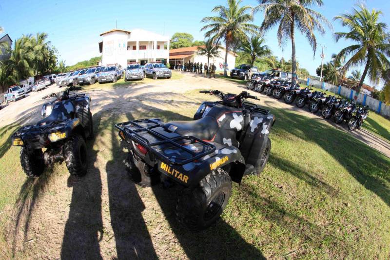 O município de Salinópolis, no nordeste do estado, recebeu nesta quinta-feira, 21, um reforço precioso para o período de férias que se aproxima. O governo do estado entregou 18 novos veículos para reforçar a segurança do município e cidades próximas.
FOTO: RODOLFO OLIVEIRA / AG. PARÁ
DATA: 21.06.2018
SALINÓPOLIS - PARÁ <div class='credito_fotos'>Foto: Rodolfo Oliveira/Ag. Pará | <a href='/midias/2018/originais/7279995b-f9db-47cf-a34f-ebb5f043dd50.jpg' download><i class='fa-solid fa-download'></i> Download</a></div>
