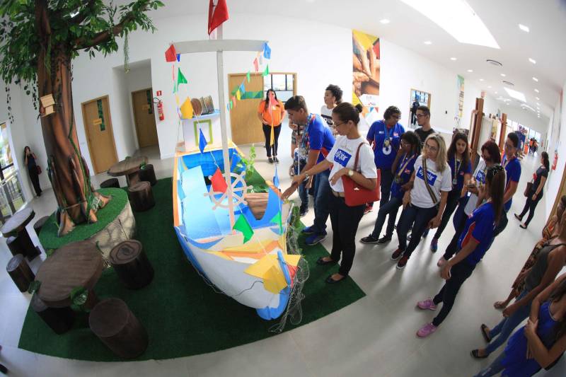 Um espaço moderno, com atendimento de alta qualidade. Assim é o Centro Integrado de Inclusão e Reabilitação (CIIR), inaugurado pelo Governo do Estado na tarde desta quarta-feira (30). O centro integra vários serviços em um único local. Da assistência médica, odontológica, passando pela reabilitação, capacitação, oficinas para produção de próteses e serviço de apoio e diagnósticos em crianças, jovens e adultos com deficiência no Estado do Pará. Localizado na rodovia Arthur Bernardes, em Belém, às margens da Baía do Guajará, o Centro Integrado é o primeiro na região Norte e fica em uma área total de mais de 40 mil metros quadrados. A obra foi iniciada em março de 2014 e está orçada em mais de R$ 32 milhões, recursos do tesouro estadual. O CIIR faz parte das ações previstas pelo Governo do Estado ampliando os serviços já oferecidos pela Secretaria de Estado de Saúde Pública (Sespa).
FOTO: THIAGO GOMES / AG. PARÁ
DATA: 30.05.2018
BELÉM - PARÁ <div class='credito_fotos'>Foto: Thiago Gomes /Ag. Pará | <a href='/midias/2018/originais/727abb65-2815-4ea2-81ba-651d8b07f502.jpg' download><i class='fa-solid fa-download'></i> Download</a></div>