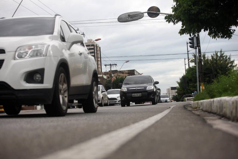 Os proprietários de veículos (foto) com os finais de placa 41, 51 e 61 têm até esta sexta-feira (9) para garantir o licenciamento anual sem multa. Segundo dados da Diretoria de Tecnologia e Informática (DTI) do Departamento de Trânsito do Estado (Detran), 61.276 mil veículos deverão ser licenciados no Pará. Só na Região Metropolitana de Belém são 20.189 veículos. Em seguida, vêm os municípios de Marabá, com 3.545 veículos e Santarém, com 3.204. O Licenciamento é obrigatório para que seu veículo possa continuar a trafegar pelas ruas e estradas livremente. O condutor flagrado circulando com veículo não licenciado comete infração gravíssima. O art. 230 do Código de Trânsito Brasileiro (CTB) prevê aplicação de multa de R$ 293,47, sete pontos na CNH, além de ter o veículo removido ao parque de retenção do Detran.
FOTO: IGOR BRANDÃO / AG. PARÁ
DATA: 08.03.2018
BELÉM - PARÁ <div class='credito_fotos'>Foto: IGOR BRANDÃO / AG. PARÁ | <a href='/midias/2018/originais/727eb2b5-8afe-4a99-90c7-833e590dc685.jpg' download><i class='fa-solid fa-download'></i> Download</a></div>