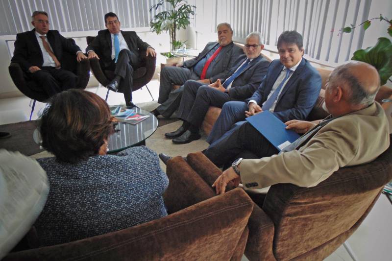 O governador Simão Jatene (foto) vai receber, no dia 2 de abril, a Medalha Alacid Nunes, na ordem de comendador. O mérito será entregue pelos conselheiros do Tribunal de Contas dos Municípios na festa que comemora os 35 anos do TCM/PA. Nesta quarta-feira, 14, o presidente do TCM, Daniel Lavareda, entregou ao governador o convite para a solenidade, ao mesmo tempo em que anunciou a escolha do nome de Simão Jatene para receber a premiação. “O governador Simão Jatene, durante todo o tempo em que esteve à frente do Governo do Estado, contribuiu de maneira decisiva para o crescimento do Tribunal e isso mais do que justifica a entrega dessa comenda”, disse Daniel Lavareda.
FOTO: ANTÔNIO SILVA / AG. PARÁ
DATA: 14.03.2018
BELÉM - PARÁ <div class='credito_fotos'>Foto: Antônio Silva/Ag. Pará | <a href='/midias/2018/originais/728004f9-297f-4927-8f1d-82f17379e747.jpg' download><i class='fa-solid fa-download'></i> Download</a></div>