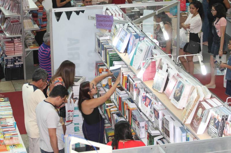 Corredores do Hangar Centro de Convenções durante a XXII Feira Pan-Amazônica do Livro, que começou neste sábado (2), em Belém. Um grande público compareceu ao segundo dia da feira, aproveitando as atrações culturais e as exposições nos estandes de livros na tarde de domingo.
FOTO: CRISTINO MARTINS / AG. PARÁ
DATA: 03.06.2018
BELÉM - PARÁ <div class='credito_fotos'>Foto: Cristino Martins/Ag. Pará | <a href='/midias/2018/originais/72816e87-0065-4c44-b6e2-ca113cd50b05.jpg' download><i class='fa-solid fa-download'></i> Download</a></div>