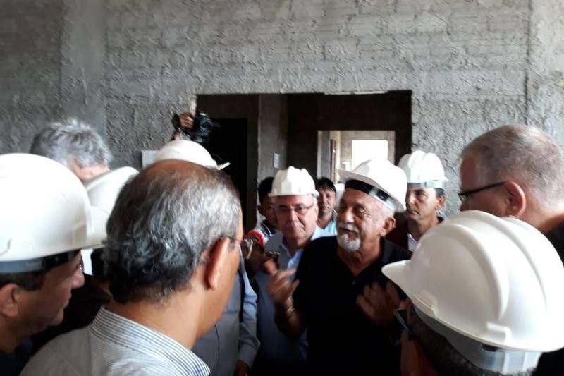 O governador Simão Jatene retorna à região oeste do Estado, nesta sexta-feira (9), para assinatura de convênios, ordens de serviço e visita às obras nas áreas de saúde, educação e transportes. Os municípios beneficiados são Santarém e a Vila Balneária de Alter do Chão, Óbidos (foto) e Alenquer. A viagem começa por Óbidos, no salão paroquial, onde será assinado nesta amanhã o convênio para conclusão da construção do Hospital Santa Casa Dom Floriano, em processo de regionalização.
FOTO: SECOM
DATA: 09.03.2018
ÓBIDOS - PARÁ <div class='credito_fotos'>Foto: Secom | <a href='/midias/2018/originais/7284f17a-fd34-48e8-9f7a-d51372120707.jpg' download><i class='fa-solid fa-download'></i> Download</a></div>