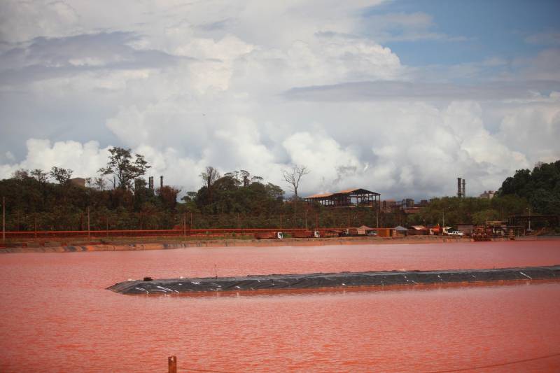 Por conta do não cumprimento do prazo de 48 horas dado pelo Governo do Estado para que a Hydro (foto) reduzisse os níveis das bacias de resíduos ao nível de pelo menos um metro, a Secretaria de Meio Ambiente e Sustentabilidade (Semas) notifica a empresa, na manhã desta terça-feira (27), com a determinação de que reduza a produção da refinaria em 50%. A Semas também triplicará a multa definida anteriormente, cumprindo a legislação ambiental em vigor, chegando a cerca de R$ 1 milhão por dia de descumprimento (300 mil Unidades de Padrão Fiscal). A empresa informou formalmente que reduziu os índices, mas não integralmente no total determinado de um metro. A determinação de redução emitida pela Semas reforça ainda que devem ser mantidos e ampliados os esforços para tratamento dos efluentes e de redução dos níveis das bacias. As equipes da Semas permanecem em campo 24 horas, trabalhando em conjunto com a Defesa Civil e outros órgãos, monitorando a situação.
FOTO: IGOR BRANDÃO / AG. PARÁ
DATA: 24.02.2018
BARCARENA - PARÁ <div class='credito_fotos'>Foto: IGOR BRANDÃO / AG. PARÁ | <a href='/midias/2018/originais/7286240f-1bd0-4d37-adae-3a615cbe4361.jpg' download><i class='fa-solid fa-download'></i> Download</a></div>