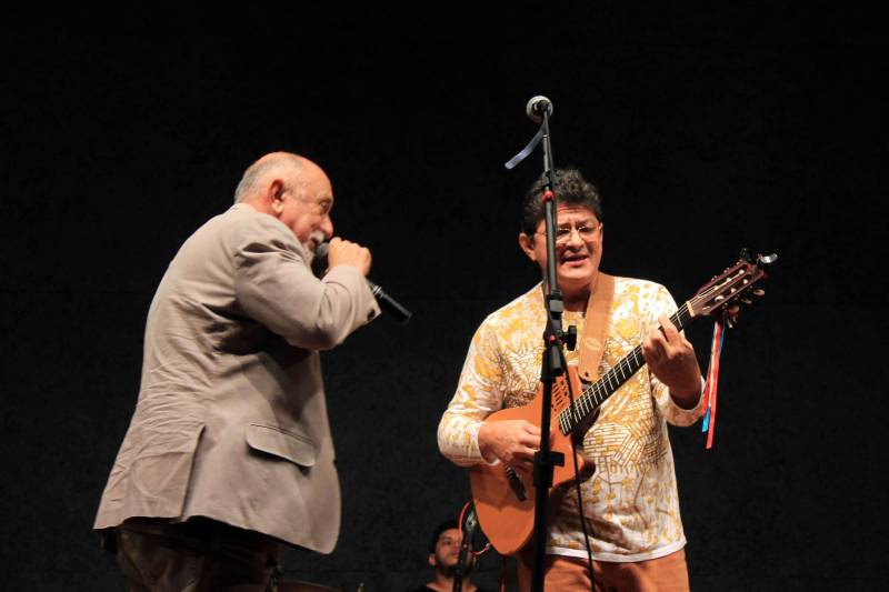 Ao som da Marujada, das ladainhas e do retumbão, o Governo do Estado inaugurou na noite de sábado, 15, o Liceu de Música de Bragança. A entrega do liceu e do teatro que compõe o projeto elaborado pela Secretaria de Estado de Cultura  (Secult)  aconteceu no clima da Marujada, festa folclórico-religiosa que começa neste domingo, 16.

FOTO: RODOLFO OLIVEIRA / AG. PARÁ
DATA: 16.12.2018
BRAGANÇA - PARÁ <div class='credito_fotos'>Foto: Rodolfo Oliveira/Ag. Pará   |   <a href='/midias/2018/originais/7286f9fa-896c-4a19-b27c-02907c71d107.jpg' download><i class='fa-solid fa-download'></i> Download</a></div>