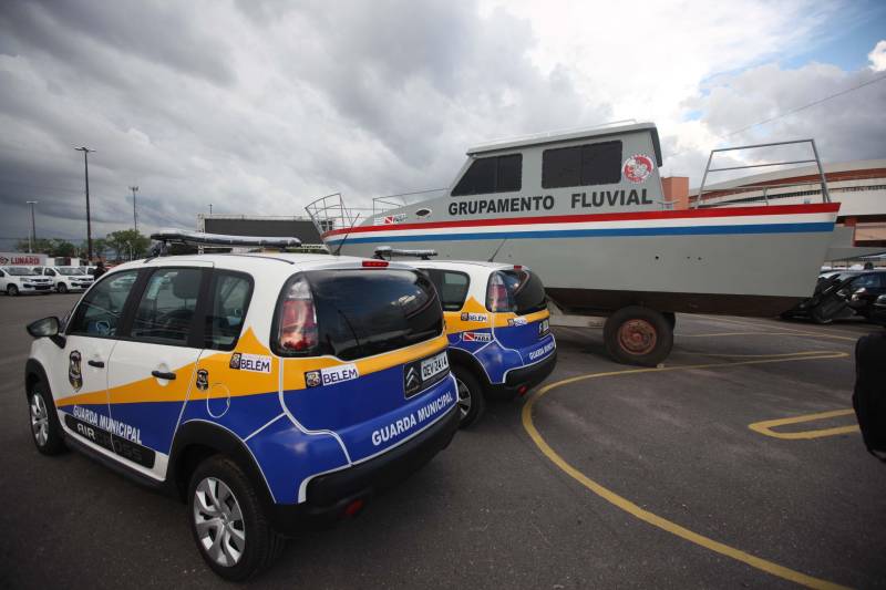 O Governo do Estado entregou, na tarde desta quinta-feira (05), 08 pick-ups e 08 SUVs e mais duas lanchas transatlânticas que irão reforçar a segurança pública nos municípios de Braganca, Capanema, Curuçá e Capanema, no nordeste do Estado e Parauapebas e Marabá na região Sudeste e Breves, no Marajó. O governo também entregou 50 ambulâncias que irão fortalecer a saúde básica nestes municípios. Os equipamentos (foto) foram adquiridos através de recursos provenientes de emendas parlamentares do deputado Wladimir Costa. O evento contou com a presença do governador Simão Jatene, do secretário de Segurança e Defesa Social, Luis Fernandes, do secretário de Saúde Pública Vitor Matheus , prefeitos e outros representantes dos municípios. As viaturas foram repassadas aos municípios dentro do Plano de Ações Imediatas em Segurança Pública que foi elaborado em fevereiro deste ano e que tem , entre outras ações , o reforço das guardas municipais.
FOTO: THIAGO GOMES / AG. PARÁ
DATA: 04.07.2018
BELÉM - PARÁ <div class='credito_fotos'>Foto: Thiago Gomes /Ag. Pará | <a href='/midias/2018/originais/728bba9d-1304-465f-8c35-78ce054ebdc7.jpg' download><i class='fa-solid fa-download'></i> Download</a></div>