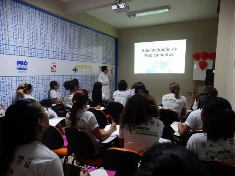 Na última sexta-feira (29/6) o Hospital Público Estadual Galileu (HPEG), em Belém (PA), certificou a quinta turma do curso gratuito de Cuidador de Idosos promovido pela unidade. A capacitação (foto) aconteceu no auditório da unidade ao longo de duas semanas, com carga horária de 40h, e capacitou 33 pessoas para o cuidado com idosos. Ao todo, já são mais 160 pessoas formadas nas cinco turmas. Segundo os alunos, um dos diferenciais do curso oferecido pelo Hospital Galileu é que todos os professores do curso fazem parte do corpo clínico do hospital.
FOTO: ASCOM / HPEG
DATA: 29.06.2018
BELÉM - PARÁ <div class='credito_fotos'>Foto: ASCOM / HPEG | <a href='/midias/2018/originais/7293b1db-bba2-4d74-a48a-589fd262774b.jpg' download><i class='fa-solid fa-download'></i> Download</a></div>