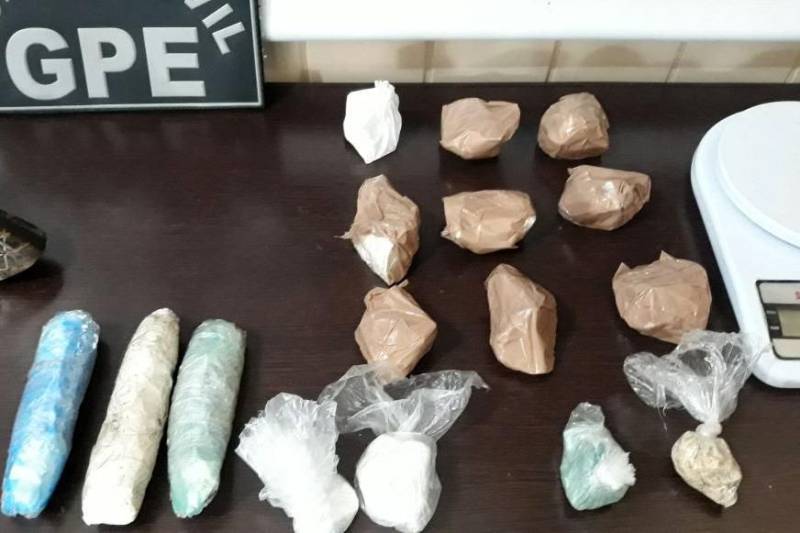 A Polícia Civil do Pará deu continuidade à operação policial para desarticular uma associação criminosa ligada a assaltos, homicídios e tráfico de drogas em Portel, na Ilha do Marajó. Dois homens e quatro mulheres foram presos, nesta quinta-feira (10), na ação deflagrada por policiais civis da delegacia do município e do Grupo de Pronto-Emprego (GPE), equipe tática da Polícia Civil.
FOTO: ASCOM POLÍCIA CIVIL
DATA: 10.05.2018
PORTEL - PARÁ <div class='credito_fotos'>Foto: Ascom Polícia Civil | <a href='/midias/2018/originais/7298cc9d-417e-4071-86c7-e8840fdb0384.jpg' download><i class='fa-solid fa-download'></i> Download</a></div>