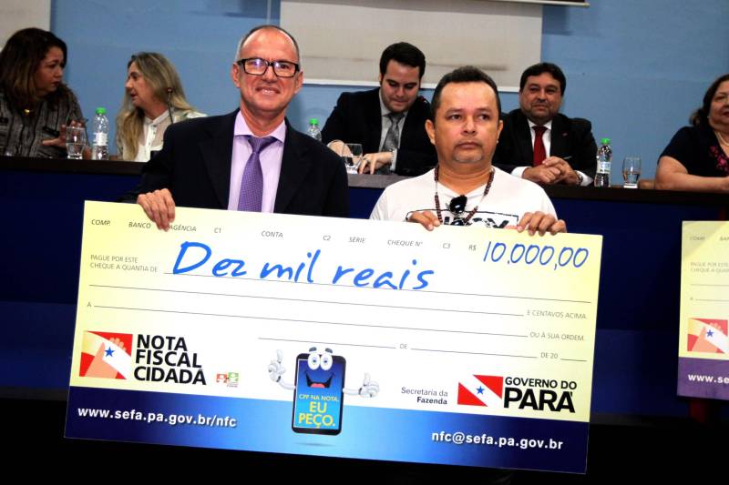 O Programa Nota Fiscal Cidadã, de estímulo à cidadania fiscal, realizou na tarde desta quinta-feira, 22, na sede da Ordem dos Advogados do Brasil (OAB), em Belém, a entrega simbólica dos prêmios do 22º sorteio, realizado no dia 14 de março.
FOTO: CRISTINO MARTINS / AG. PARÁ
DATA: 22.03.2018
BELÉM - PARÁ <div class='credito_fotos'>Foto: Cristino Martins/Ag. Pará | <a href='/midias/2018/originais/729f7e45-c125-44e7-a6b3-656ef2636ea2.jpg' download><i class='fa-solid fa-download'></i> Download</a></div>