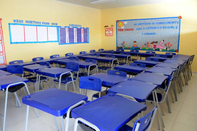 A Secretaria de Estado de Educação (Seduc) está comprando 49.126 carteiras (foto) para suprir necessidades de escolas na Região Metropolitana de Belém e municípios do interior. As aquisições estão sendo feitas de acordo com a disponibilidade de recursos, obedecendo às regras legais de compra de materiais pelo governo e às entregas pelos fornecedores. O primeiro lote, com 18.731 carteiras, foi adquirido de um fabricante do Rio de Janeiro, que venceu a licitação. Desse total, a metade já chegou a Belém e começou a ser entregue. O lote custou R$ 6 milhões – recursos oriundos do empréstimo que o Estado recebeu do Banco Interamericano de Desenvolvimento (BID). Originalmente, esse lote é para equipar as escolas cujas obras de reforma e ampliação estão sendo concluídas. Desde março, a Secretaria Adjunta de Logística da Seduc já entregou 15.450 carteiras a 40 escolas – 19 na Região Metropolitana e 21 no interior.
FOTO: ASCOM / SEDUC
DATA: 08.05.2018
BELÉM - PARÁ <div class='credito_fotos'>Foto: ASCOM SEDUC | <a href='/midias/2018/originais/72a06914-8613-47f6-a808-9020936168e9.jpg' download><i class='fa-solid fa-download'></i> Download</a></div>