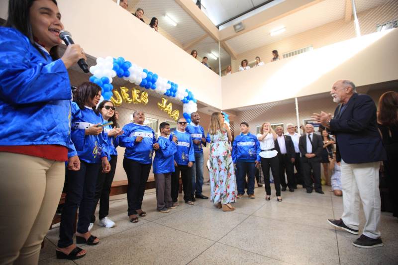 "Hoje vim para uma agenda de inauguração, mas vivi uma experiência de amor, que emana em cada ação dos alunos, professores, direção e de cada um que faz parte desta escola que se torna tão especial porque tem alma". A declaração foi feita pelo governador Simão Jatene, nesta terça, 27, durante a inauguração da obra de reforma e ampliação da Escola Álvares de Azevedo, localizada no Bairro de Batista Campos, em Belém. O governador transformou a inauguração em uma grande confraternização. Passou a tarde na Escola e fez questão de cantar e dançar com os alunos, que expressaram muita gratidão pela obra. Atendendo atualmente 436 alunos, a “Álvares de Azevedo” é uma Unidade Especializada dedicada à educação de estudantes com deficiência visual, e que trabalha nos eixos da educação e da habilitação.
FOTO: MÁCIO FERREIRA / AG. PARÁ
DATA: 27.03.2018
BELÉM - PARÁ <div class='credito_fotos'>Foto: MÁCIO FERREIRA/ AG. PARÁ | <a href='/midias/2018/originais/72a75a3e-b1a6-4eb1-b48e-8bce2c4a54fb.jpg' download><i class='fa-solid fa-download'></i> Download</a></div>