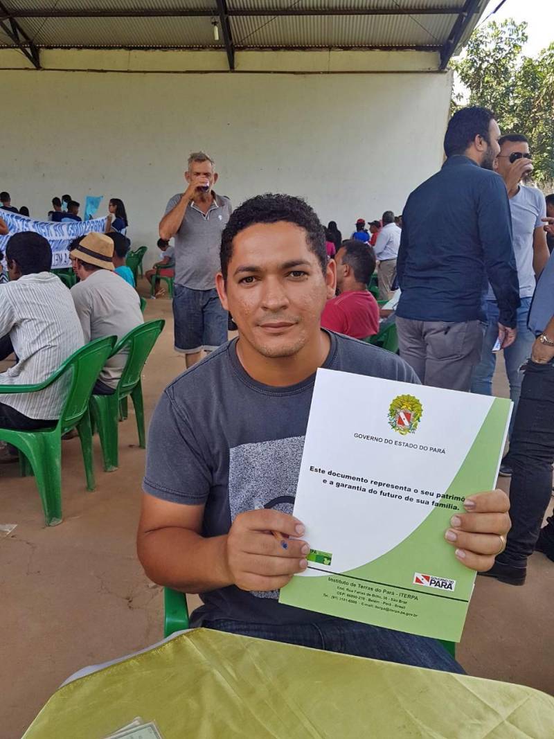 Cento e vinte e sete famílias do PEAS (Projeto Estadual de Assentamento Sustentável) Lourival Santana comemoram o título definitivo de terra recebido no início da tarde desta quinta-feira, 10, no município de Eldorado do Carajás, no sul do Pará. Com esta entrega o Governo do Estado, através do Instituto de Terras do Pará (Iterpa), beneficiou duas mil famílias, somente nos primeiros cinco meses de 2018. Na foto, Luan Saraiva Carvalho.
FOTO: DANI FILQUEIRAS / ASCOM SEMSU
DATA: 10.05.2018
ELDORADO DOS CARAJÁS - PARÁ <div class='credito_fotos'>Foto: DANI FILGUEIRAS / ASCOM SEMSU | <a href='/midias/2018/originais/72af41e9-050b-4a34-bf0b-7a36c4581020.jpg' download><i class='fa-solid fa-download'></i> Download</a></div>