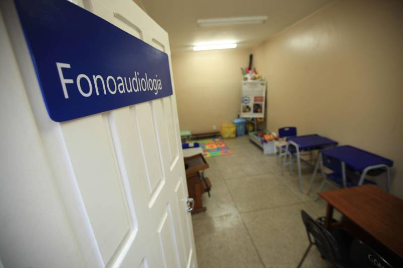 "Hoje vim para uma agenda de inauguração, mas vivi uma experiência de amor, que emana em cada ação dos alunos, professores, direção e de cada um que faz parte desta escola que se torna tão especial porque tem alma". A declaração foi feita pelo governador Simão Jatene, nesta terça, 27, durante a inauguração da obra de reforma e ampliação da Escola Álvares de Azevedo (foto), localizada no Bairro de Batista Campos, em Belém. O governador transformou a inauguração em uma grande confraternização. Passou a tarde na Escola e fez questão de cantar e dançar com os alunos, que expressaram muita gratidão pela obra. Atendendo atualmente 436 alunos, a “Álvares de Azevedo” é uma Unidade Especializada dedicada à educação de estudantes com deficiência visual, e que trabalha nos eixos da educação e da habilitação.
FOTO: MÁCIO FERREIRA / AG. PARÁ
DATA: 27.03.2018
BELÉM - PARÁ <div class='credito_fotos'>Foto: MÁCIO FERREIRA/ AG. PARÁ | <a href='/midias/2018/originais/72b5b93a-40eb-4438-a704-2ba326708b71.jpg' download><i class='fa-solid fa-download'></i> Download</a></div>