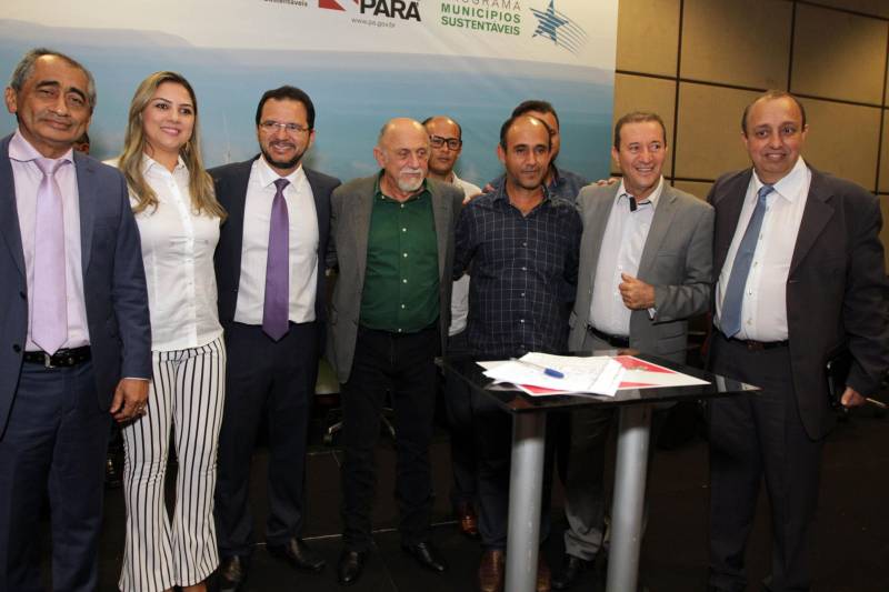 O primeiro dia do Fórum Permanente de Prefeitas e Prefeitos dos Municípios Sustentáveis contou com a participação de 85 prefeitos , 17 vices e 21 secretários municipais dos 141 municípios manifestaram interesse em adotar as diretrizes do programa. Para o governador Simão Jatene, esta grande participação simboliza a união de agentes públicos que colocaram os interesses coletivos acima dos interesses individuais para construir um estado melhor para todos. Com o tema “Gestão Compartilhada”, o evento traz as experiências e os desdobramentos das agendas governamentais que foram planejadas em parceria com as gestões municipais. Através da Secretaria Extraordinária de Municípios Sustentáveis (Semsu) Governo do Pará, por meio da Semsu, investe na capacitação dos municípios para a promoção de uma gestão fiscal eficiente. Para Izabela Jatene, este primeiro dia serviu para sinalizar o quanto os gestores estão preocupados com o equilíbrio da questão fiscal dos municípios e em desenvolver uma governança compartilhada para desenvolver seus municípios.
FOTO: CRISTINO MARTINS / AG. PARÁ
DATA: 07.02.2018
BELÉM - PARÁ <div class='credito_fotos'>Foto: Cristino Martins/Ag. Pará | <a href='/midias/2018/originais/72c52287-3d6a-4093-a44e-44c0799cae2f.jpg' download><i class='fa-solid fa-download'></i> Download</a></div>