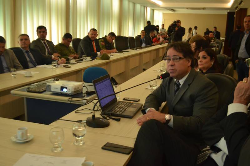 A Secretaria de Estado de Segurança Pública e Defesa Social do Pará (Segup) apresentou, nesta quarta-feira (7), à Assembleia Legislativa do Pará (Alepa) todos os investimentos na área de segurança e inteligência para investigações de casos pontuais, como as recentes ocorrências no bairro do Tapanã, e também para atuar preventivamente no combate ao crime organizado no Estado.
FOTO: ELIELSON MODESTO / ASCOM SEGUP
DATA: 07.11.2018
BELÉM - PARÁ <div class='credito_fotos'>Foto: Elielson Modesto / Ascom Segup | <a href='/midias/2018/originais/72c529ad-f596-4f25-bd5b-139654c9fb37.jpg' download><i class='fa-solid fa-download'></i> Download</a></div>