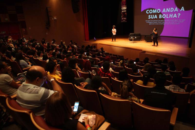 A desconstrução de estereótipos de raça na comunicação e a construção de marcas no Instagram foram os temas das duas palestras desta tarde de terça-feira (12) no “Publicom Belém 2018. O público formado por assessores de comunicação do Governo, profissionais de comunicação, professores e estudantes da área prestigiaram o segundo e último dia do evento que acontece no Teatro do Sesi, em Belém. A palestra “Desconstruindo estereótipos de raça na comunicação”, foi ministrada pelas comunicólogas Helaine Martins e Joana Mendes, da Idánimo Consultoria, agência especializada em comunicação com e sobre os públicos negro, feminino e LGBT.

FOTO: RODOLFO OLIVEIRA / AG. PARÁ
DATA: 12.06.2018
BELÉM - PARÁ <div class='credito_fotos'>Foto: Rodolfo Oliveira/Ag. Pará   |   <a href='/midias/2018/originais/72c8f6f1-30f8-4732-b849-fc75ce01196d.jpg' download><i class='fa-solid fa-download'></i> Download</a></div>