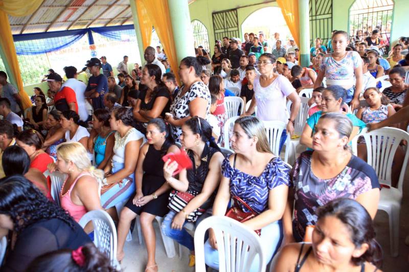 A agenda de fortalecimento das gestões municipais por meio da integração entre governo do Estado e prefeituras teve novo capítulo nesta segunda-feira (4) em Bragança, no nordeste do Pará, com a celebração de convênios que viabilizam obras e serviços nas áreas de infraestrutura e educação. A secretária extraordinária de Municípios Sustentáveis, Izabela Jatene, cumpriu agenda no município, pela manhã, ao lado de deputados federais e estaduais e autoridades locais. Na ocasião, ela entregou 16 novas viaturas para a Polícia Militar, para reforçar o trabalho de segurança pública na região. A cerimônia de assinatura dos convênios ocorreu no salão paroquial da comunidade Imaculada Conceição, às margens da Rodovia PA-112. “O governo do Estado está aqui hoje para cumprir mais uma agenda que tem como objetivo garantir autonomia às gestões municipais por meio da pactuação com o Estado. Vale lembrar que isso só é possível porque o Pará tem contas equilibradas que permitem que os investimentos não parem e porque Bragança está com a situação fiscal em dia. E, claro, porque vocês pagaram seus impostos”, frisou Izabel Jatene.

FOTO: RODOLFO OLIVEIRA / AG. PARÁ
DATA: 04.06.2018
BELÉM - PARÁ <div class='credito_fotos'>Foto: Rodolfo Oliveira/Ag. Pará   |   <a href='/midias/2018/originais/72cf0459-4af9-4bae-903f-b3e721b7c7d6.jpg' download><i class='fa-solid fa-download'></i> Download</a></div>
