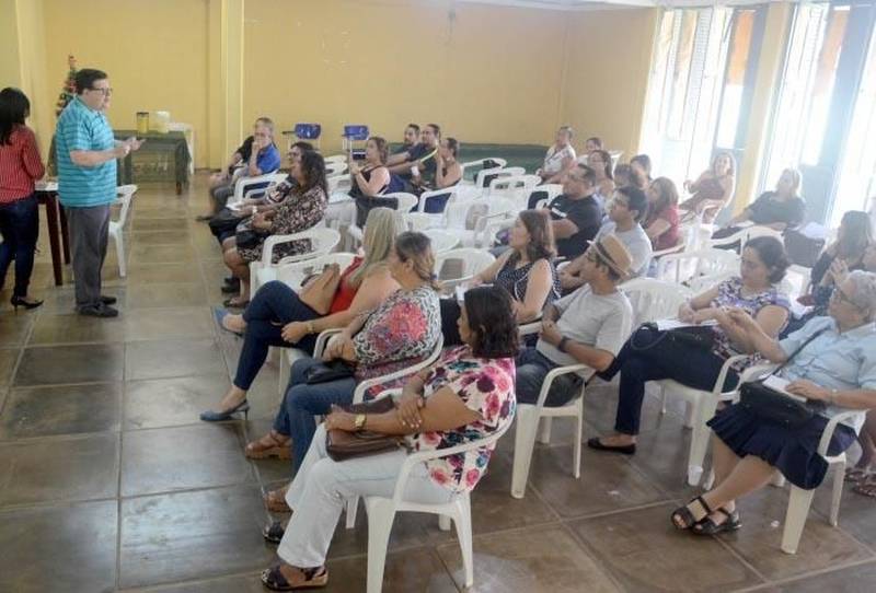A Secretaria de Estado de Educação (Seduc), por meio da Unidade Seduc na Escola (Use 1), promoveu na quarta-feira (5), o “I Encontro da Base Nacional Comum Curricular (BNCC) do Ensino Religioso na Docência”. A programação aconteceu nas dependências da Escola Estadual de Ensino Fundamental e Médio Ruy Paranatinga, localizada no bairro de Val de Cans, em Belém. O evento (foto) contou com a presença de gestores, professores e pedagogos da Rede Estadual de Ensino, e teve na programação a palestra do Pós-Doutor em Ciência da Religião pela PUCSP, Sérgio Junqueira. "O objetivo é trazer para o professor que está em sala de aula essa proposta, que agora é Lei. É necessário informar o que será trabalhado em sala de aula, para que a criança entenda o Ensino Religioso e passe ter um papel social", explicou.

FOTO: ASCOM SEDUC
DATA: 06.12.2018
BELÉM - PARÁ <div class='credito_fotos'>Foto: ASCOM SEDUC   |   <a href='/midias/2018/originais/72cfac19-c08c-429e-a14f-479a1a98928e.jpg' download><i class='fa-solid fa-download'></i> Download</a></div>