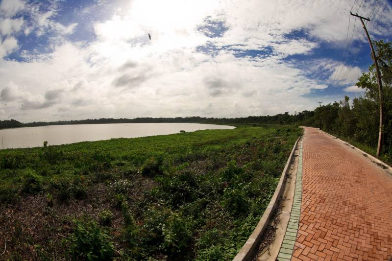 Outra importante contribuição que a obra trará para a região metropolitana é a preservação ambiental, pois a via funcionará como uma barreira física e sanitária para a Área de Preservação Ambiental (APA) Belém. O Parque do Utinga (PEUt), com 1.393,0088 hectares, é a maior área de conservação com proteção integral na Grande Belém aberta à visitação e o único parque natural do Brasil localizado em perímetro urbano.
FOTO: SIDNEY OLIVEIRA / AG. PARÁ
DATA: 08.01.2018
BELÉM - PARÁ <div class='credito_fotos'>Foto: Sidney Oliveira/Ag. Pará | <a href='/midias/2018/originais/72cfe09a-d9c6-4616-aaa7-bf107e7663e0.jpg' download><i class='fa-solid fa-download'></i> Download</a></div>