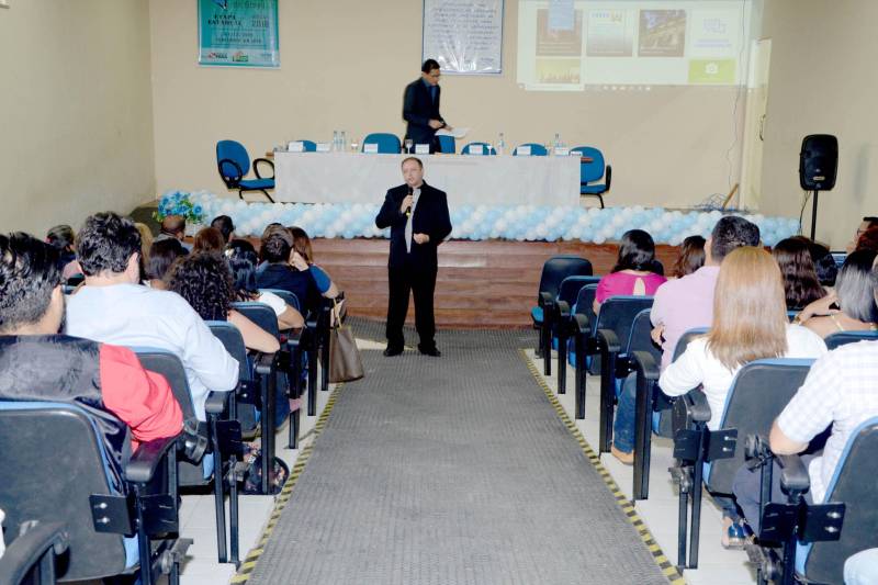Em 2015, a Secretaria de Estado de Educação (Seduc) criou o Centro de Formação dos Profissionais da Educação Básica do Estado do Pará (CEFOR), com a perspetiva de apropriação das metodologias formativas e de transferência de tecnologia. Nesta segunda-feira (3), o Centro comemorou os quatro anos de criação durante cerimônia realizada no Instituto de Educação Estadual do Pará (IEEP), prédio histórico que abriga o CEFOR. Participaram da ocasião professores, formadores, a secretária de Educação do Estado, Ana Cláudia Serruya Hage e o secretário Adjunto de Ensino, José Roberto da Silva. Na foto, o coordenador do CEFOR, Francisco Augusto Paes (ao microfone).

 FOTO: RAI PONTES / ASCOM SEDUC
DATA: 04.12.2018
BELÉM - PARÁ <div class='credito_fotos'>Foto: Rai Pontes/Ascom Seduc   |   <a href='/midias/2018/originais/72e67959-8fb1-4b49-8070-4072e095f12b.jpg' download><i class='fa-solid fa-download'></i> Download</a></div>
