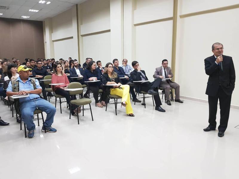 Natural da Bahia, a escrivã Edvane Silva dos Santos, 30 anos, integra a equipe dos novos policiais civis recém-empossados pelo governo do Estado. Ela, que vai trabalhar na Seccional da Cidade Nova, em Marabá, na região sudeste, afirmou estar realizando o sonho de atuar na segurança pública. “Sempre quis ser policial. Estou muito feliz pela oportunidade de ser servidora pública do Estado do Pará, que é o estado que está abrindo muitos concursos, que se preocupa com a segurança pública. Eu espero contribuir para a melhoria da nossa sociedade”, disse Edvane dos Santos. Os novos policiais que reforçarão o efetivo nas regiões Sul e Sudeste do Pará foram apresentados em cerimônia realizada no Carajás Centro de Convenções, em Marabá, com a presença do secretário de Estado de Segurança Pública e Defesa Social, Luiz Fernandes; do secretário Regional de Governo do Sudeste do Pará, Jorge Bittencourt; do delegado-geral da Polícia Civil do Estado, Rilmar Firmino, e de todos os superintendentes das regionais.
FOTO: KÉLIA SANTOS / ASCOM CRGSP
DATA: 29.03.2018
MARABÁ - PARÁ <div class='credito_fotos'>Foto: KÉLIA SANTOS / ASCOM CRGSP | <a href='/midias/2018/originais/72e9692a-48c0-4e37-8a5e-42b305d5c5b2.jpg' download><i class='fa-solid fa-download'></i> Download</a></div>
