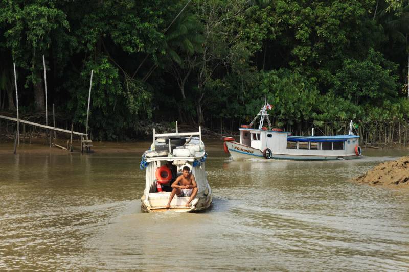 Depois de 30 minutos de barco e uma caminhada de dois quilômetros de baixo de um sol escaldante, típico da região norte do país, militares do 1º Grupamento Marítimo e Fluvial do Corpo de Bombeiros do Pará chegaram a Escola Municipal de Ensino Infantil e Fundamental Madre de Deus, localizada na Ilha das Onças, no município de Barcarena. A equipe, que nesta quarta-feira (22) atravessou por pontes e troncos de madeira, caminhando com várias caixas nas costas, levou um “presente especial” as mais de 50 crianças que estudam na instituição de ensino. Entre as principais temáticas abordadas, as crianças aprenderam o conceito de afogamento, como e quando ocorre, que prejuízos pode trazer e a importância do uso de coletes salva-vidas todas as vezes que forem se locomover de barco pelos rios, caminhos que percorrem para a escola e suas casas.

FOTO: RODOLFO OLIVEIRA /AG. PARÁ
DATA: 22.11.2017
ILHA DAS ONÇAS - PARÁ <div class='credito_fotos'>Foto: José Pantoja/ Sespa   |   <a href='/midias/2018/originais/72ea54a0-4b43-4feb-8af5-2861bcd1f2e1.jpg' download><i class='fa-solid fa-download'></i> Download</a></div>