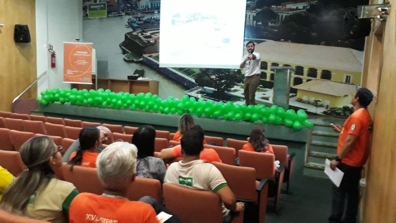 Acidente de trânsito também pode ser considerado como de trabalho. Por isso, cada vez mais as empresas vêm investindo em atividades educativas que visam conscientizar os empregados e solicitam ao Departamento de Trânsito do Pará (Detran) a execução de ações de sensibilização dos funcionários, como palestras, demonstrações do uso do etilômetro, exibição de vídeos, entre outras. Somente este ano, cerca de 1.240 trabalhadores participaram do projeto denominado Detran nas Empresas, desenvolvido pela Coordenadoria de Educação da autarquia. O objetivo é levar às corporações públicas ou privadas ações que visam construir um novo conceito de segurança no trânsito.

FOTO: ASCOM / DETRAN
DATA: 07.12.2018
BELÉM - PARÁ <div class='credito_fotos'>Foto: ASCOM DETRAN   |   <a href='/midias/2018/originais/72ef25ad-40ae-4a47-968b-10aef3b241bc.jpg' download><i class='fa-solid fa-download'></i> Download</a></div>